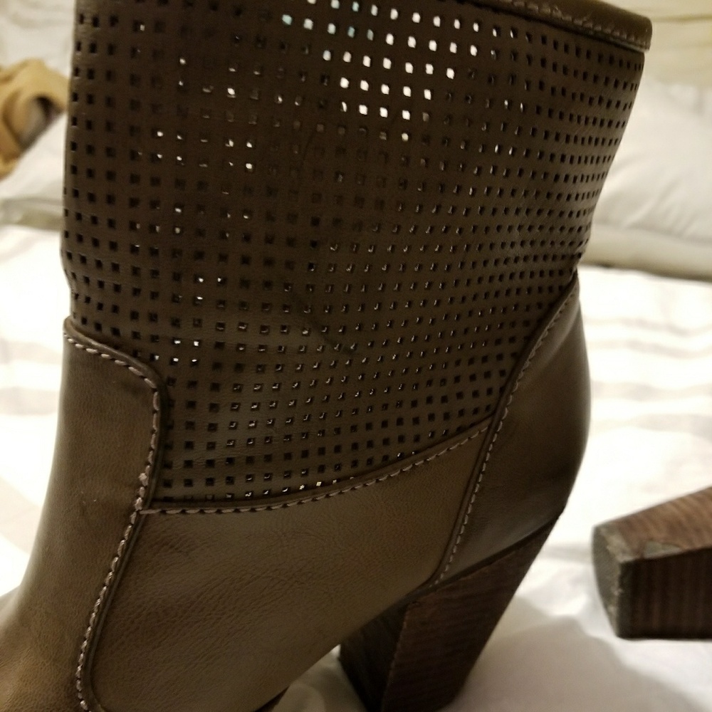 Report Olive green/tan boots🎊💌🌼 - Picture 4 of 7